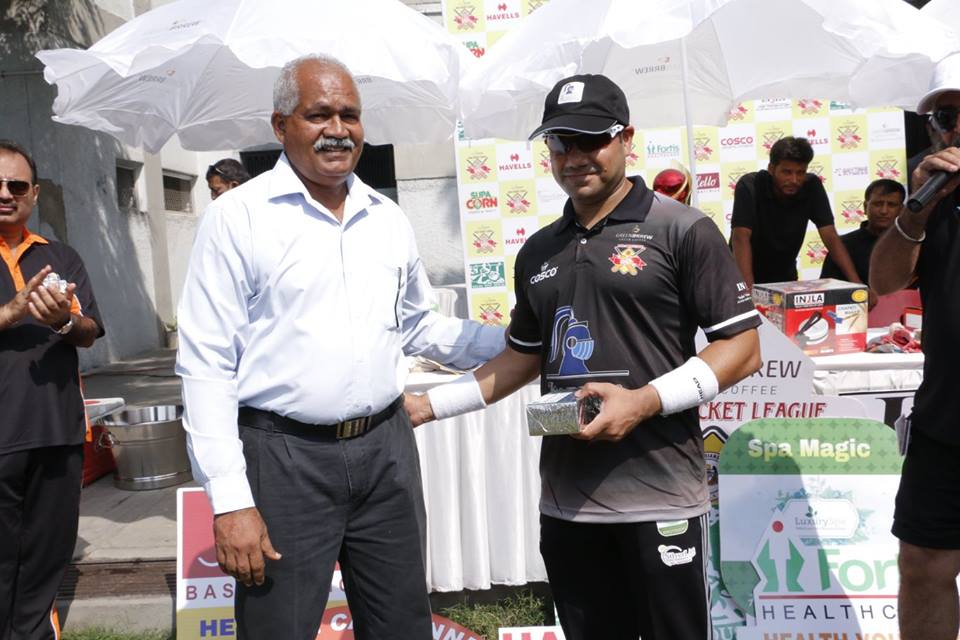 Match 5 - Doxa Knights won by 8 Wickets (Group A)<br>
1st Innings --> Doxa Wizards - 120/8 in 20.0 overs<br>
2nd Innings --> Doxa Knights - 122/2 in 10.1 overs<br>
<br>
With the help from a blistering 57 off 25 balls from Vishal Kapoor, the Doxa Knights were easily able to chase down a meager total of 121 in just over 10 overs. <br>
 <br>
- SPA Magic Man of the Match: Vishal Kapoor<br>
- HAVELLS Maximum Sixes: Anshuman Gupta<br>
- Hello Best Fielder: Varun Kumar<br>
- Supa Corn Maximum Wickets: Rajesh Gupta<br>
- Injla Economical Bowler: Prashant VKR